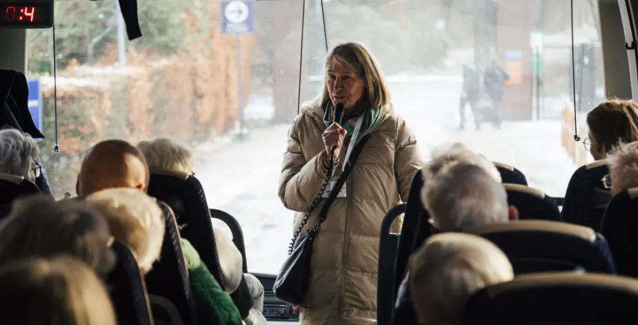 AOW’er Veronique is gastvrouw bij de Museum Plus Bus